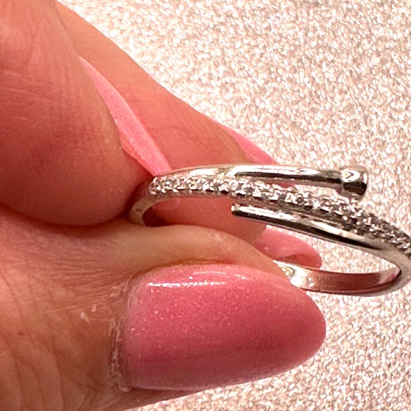 Elegant Sterling Silver Ring decorated with CZ - Picture 6 of 6